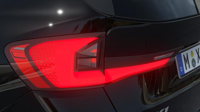 BMW iX1 eDrive20 High Executive M Sport / Panoramadak / Trekhaak / M Adaptief onderstel / Sportstoelen / Head-Up / Adaptieve LED / Parking Assistant Plus / Stuurverwarming