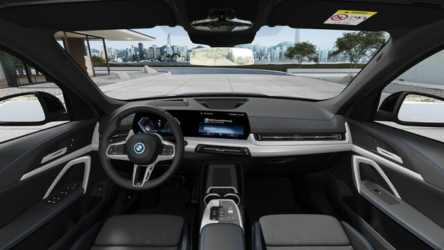 BMW iX1 eDrive20 High Executive M Sport / Panoramadak / Trekhaak / M Adaptief onderstel / Sportstoelen / Head-Up / Adaptieve LED / Parking Assistant Plus / Stuurverwarming