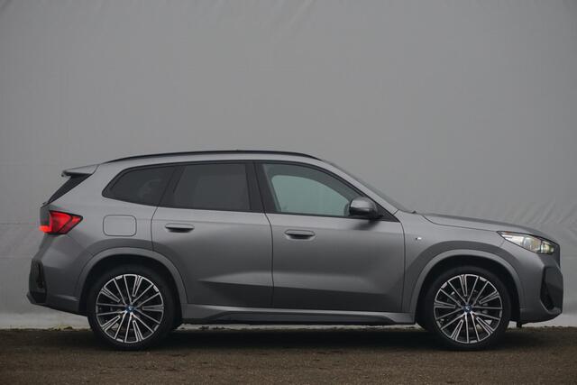 BMW iX1 eDrive20 M Sportpakket 20'' / Harman Kardon / Panoramadak / Comfort Acces / Trekhaak