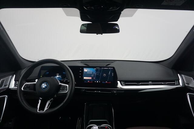 BMW iX1 eDrive20 M Sportpakket 20'' / Harman Kardon / Panoramadak / Comfort Acces / Trekhaak