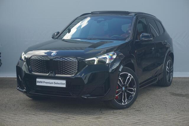 BMW iX1 eDrive20 M Sportpakket Pro 19'' / Panoramadak / Harman Kardon / Stuurwielrand verwarmd / Head-Up Display / Trekhaak