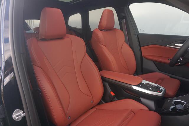 BMW iX1 eDrive20 M Sportpakket Pro 19'' / Panoramadak / Harman Kardon / Stuurwielrand verwarmd / Head-Up Display / Trekhaak