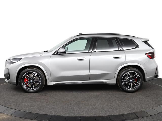 BMW iX1 eDrive20 67 kWh M Sport Edition M Sportpakket Pro | Driving Assistant Plus | Harman-Kardon | Trekhaak | Panoramadak | Parking Assistant Plus | Head-Up Display | M Adaptief onderstel