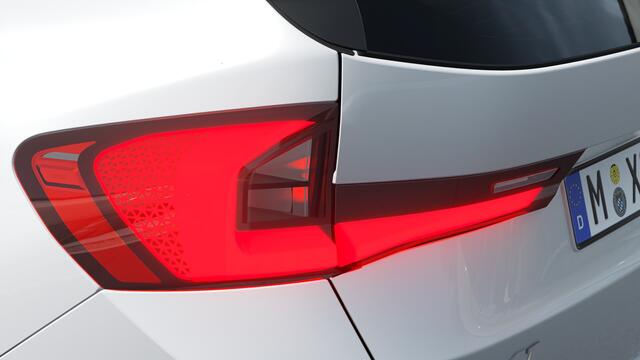 BMW iX1 eDrive20 Pure Edition / Adaptieve LED / Comfort Access / Parking Assistant / Stoelverwarming