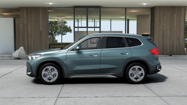 BMW iX1 eDrive20 Pure Edition / Adaptieve LED / Comfort Access / Parking Assistant / Stoelverwarming