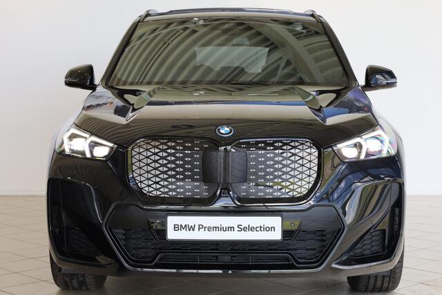 BMW iX1 eDrive20 M Sport Pro | Driving Assitant Plus | Panoramadak | Elektr. Trekhaak