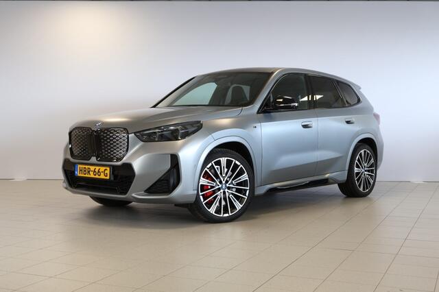 BMW iX1 eDrive20 M Sport Pro - M Sportstoelen - Pano - 20'' LMV
