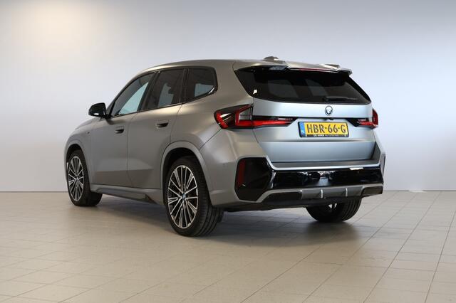 BMW iX1 eDrive20 M Sport Pro - M Sportstoelen - Pano - 20'' LMV