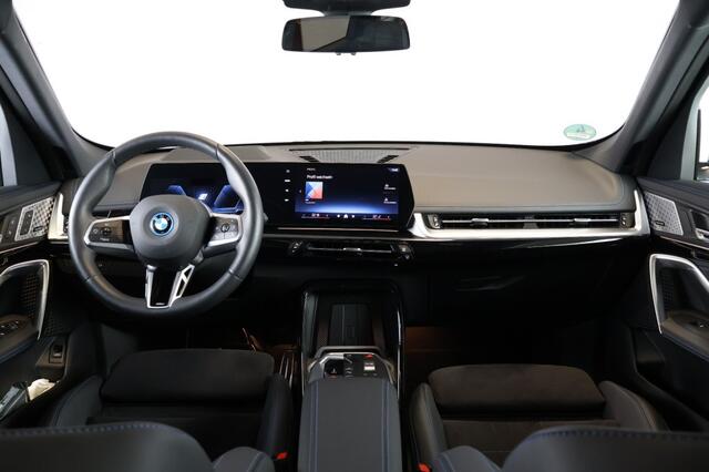 BMW iX1 eDrive20 M Sport Pro - M Sportstoelen - Pano - 20'' LMV