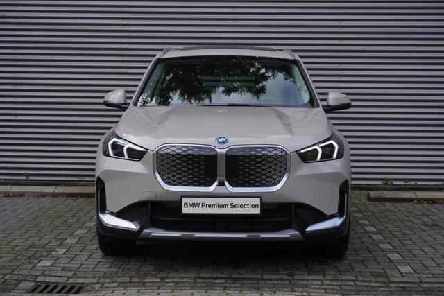 BMW iX1 eDrive20 xLine | Harman-Kardon sound system | BMW Head-Up Display | Parking Assistant Plus | Driving Assistant Plus | Comfort Pack | Trekhaak met elektrisch wegklapbare kogel | Glazen panoramadak