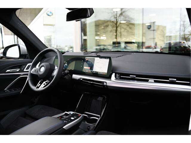 BMW iX1 eDrive20 High Executive M Sport / Panoramadak / Trekhaak / Sportstoelen / M Adaptief onderstel / Comfort Access / Adaptieve LED / Head-Up / Harman-Kardon