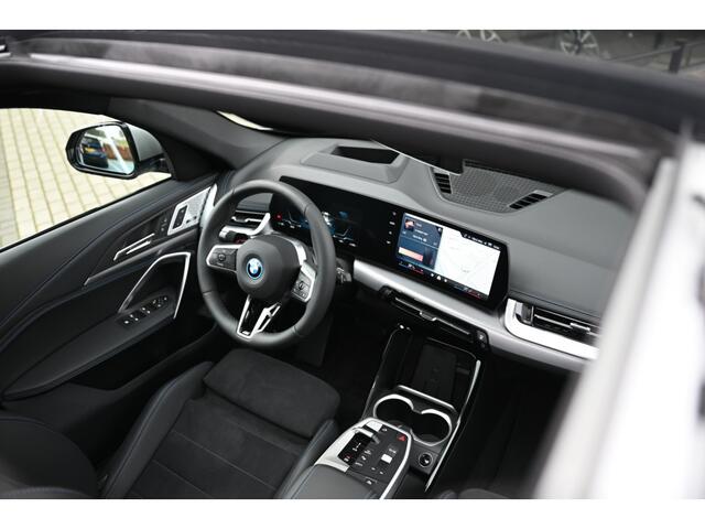 BMW iX1 eDrive20 High Executive M Sport / Panoramadak / Trekhaak / Sportstoelen / M Adaptief onderstel / Comfort Access / Adaptieve LED / Head-Up / Harman-Kardon
