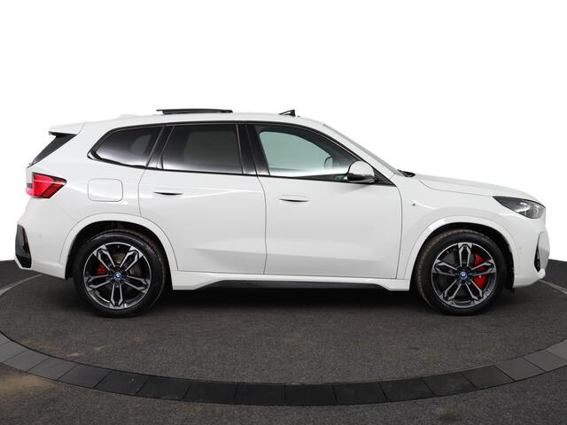 BMW iX1 eDrive20 67 kWh | M Sportpakket Pro | Comfort Access | Glazen Panoramadak | Harman-Kardon | Achteruitrijcamera | M Adaptief onderstel | Verwarmde Voorstoelen