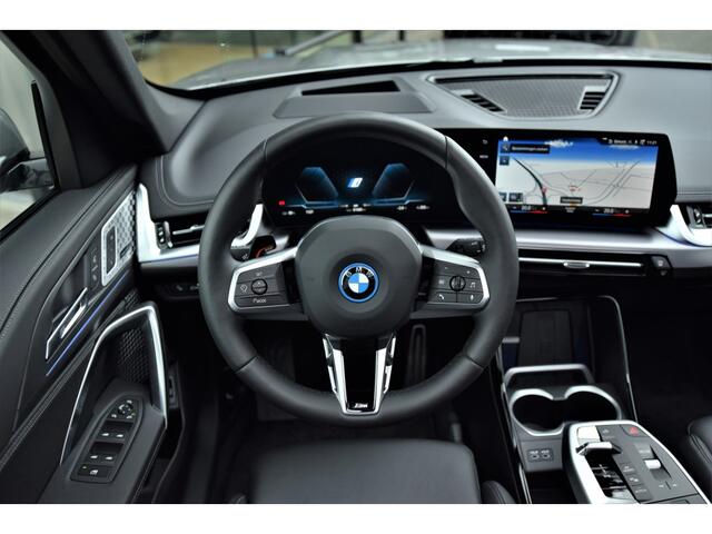 BMW iX1 xDrive30 High Executive M Sport / Panoramadak / Trekhaak / Sportstoelen / M Adaptief onderstel / Adaptieve LED / Head-Up / Parking Assistant Plus