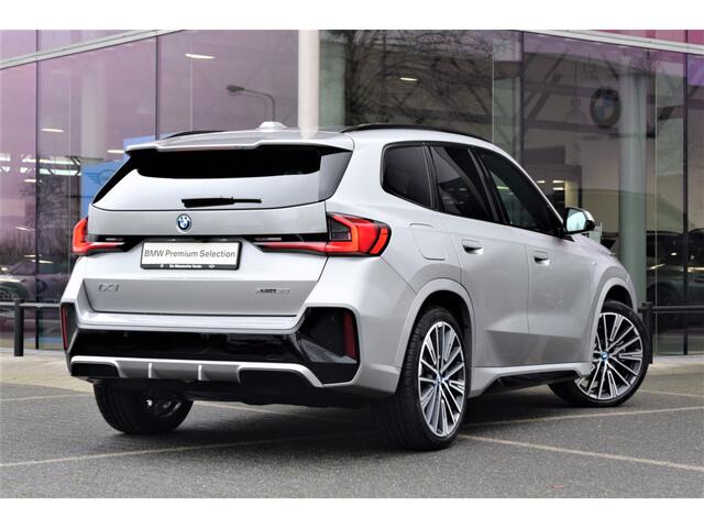 BMW iX1 xDrive30 High Executive M Sport / Panoramadak / Trekhaak / Sportstoelen / M Adaptief onderstel / Adaptieve LED / Head-Up / Parking Assistant Plus
