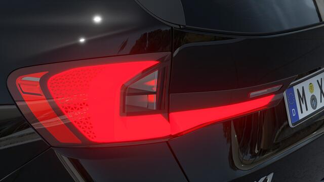 BMW iX1 eDrive20 M Sport / Panoramadak / Trekhaak / Sportstoelen / M Adaptief onderstel / Achteruitrijcamera / Adaptieve LED / Comfort Access