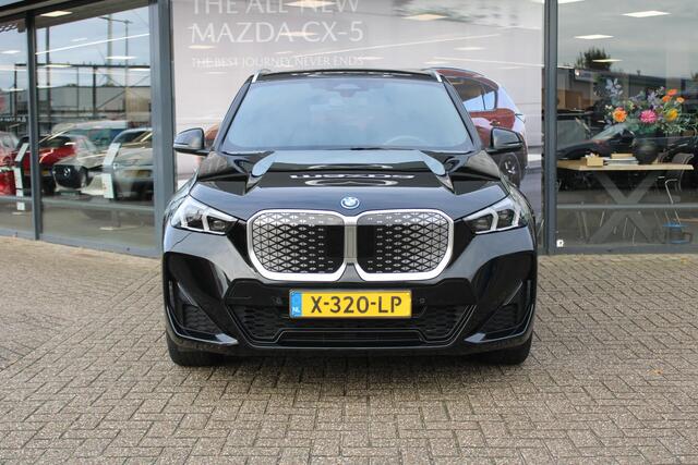 BMW iX1 eDrive20 67 kWh , Automaat, M-Sportpakket, Leder/alcantara Bekleding, Navi, Clima, Camera, Adap.Cruise, Stoelverwarming, Apple Carplay, Andoid Auto, LMV 18 Inch, Dakrails