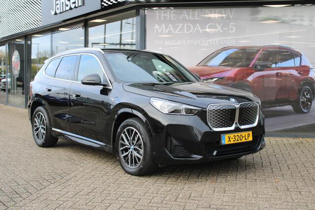 BMW iX1 eDrive20 67 kWh , Automaat, M-Sportpakket, Leder/alcantara Bekleding, Navi, Clima, Camera, Adap.Cruise, Stoelverwarming, Apple Carplay, Andoid Auto, LMV 18 Inch, Dakrails