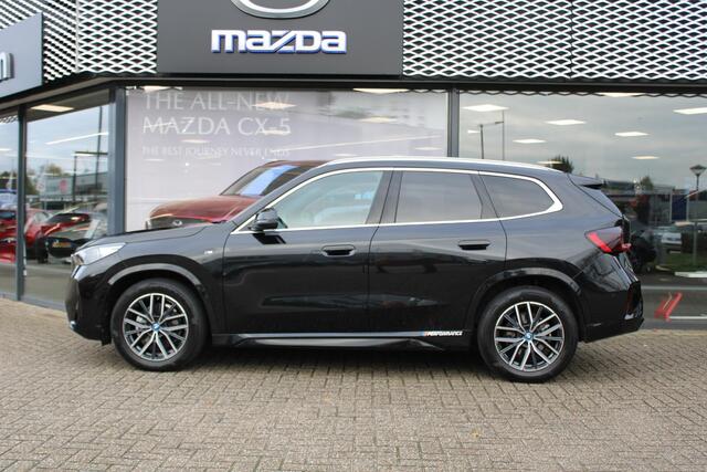 BMW iX1 eDrive20 67 kWh , Automaat, M-Sportpakket, Leder/alcantara Bekleding, Navi, Clima, Camera, Adap.Cruise, Stoelverwarming, Apple Carplay, Andoid Auto, LMV 18 Inch, Dakrails