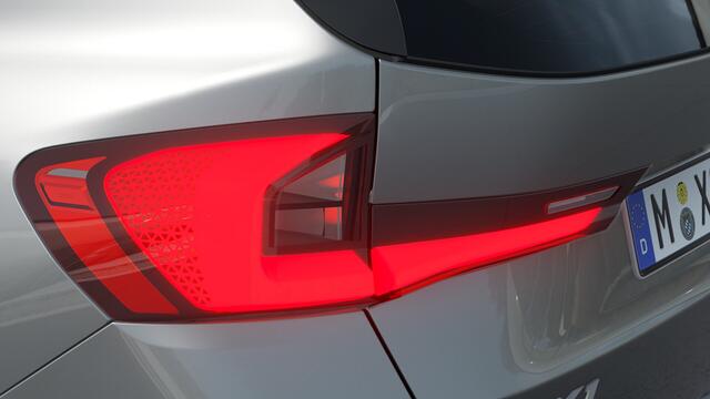 BMW iX1 eDrive20 M Sport / Panoramadak / Trekhaak / Sportstoelen / Achteruitrijcamera / Comfort Access / Adaptieve LED / M Adaptief onderstel