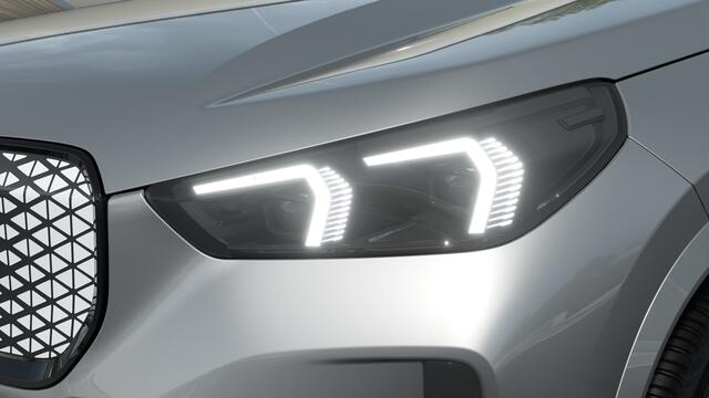 BMW iX1 eDrive20 M Sport / Panoramadak / Trekhaak / Sportstoelen / Achteruitrijcamera / Comfort Access / Adaptieve LED / M Adaptief onderstel