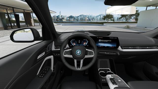 BMW iX1 eDrive20 High Executive M Sport / Panoramadak / Trekhaak / Sportstoelen / Head-Up / M Adaptief onderstel / Adaptieve LED / Parking Assistant Plus / Comfort Access