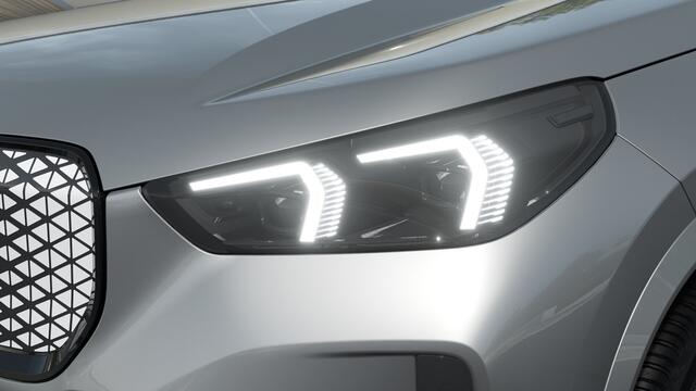 BMW iX1 eDrive20 M Sport / Trekhaak / Sportstoelen / Achteruitrijcamera / M Adaptief onderstel / Comfort Access / Head-Up / Adaptieve LED / Parking Assistant Plus