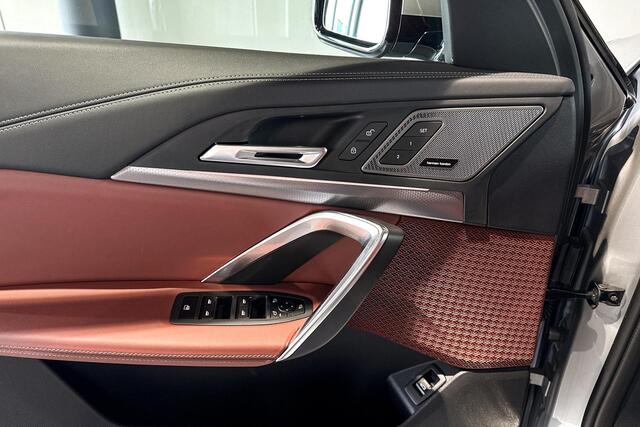 BMW iX1 eDrive20 67 kWh | M Sport | Glazen Panoramadak | Harman Kardon | Trekhaak |