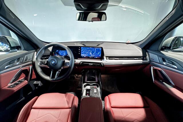 BMW iX1 eDrive20 67 kWh | M Sport | Glazen Panoramadak | Harman Kardon | Trekhaak |