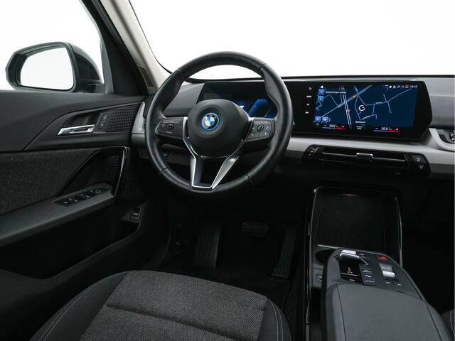 BMW iX1 xDrive30 Launch Edition 67 kWh [ 3-Fase ] {SOH-100%} (INCL-BTW) Aut. *FULL-LED | DIGI-COCKPIT | DAB+ | NAVI-FULLMAP | PRIVACY-GLASS | COMFORT-SEATS | ECC | PDC | CRUISE | 18''ALU*