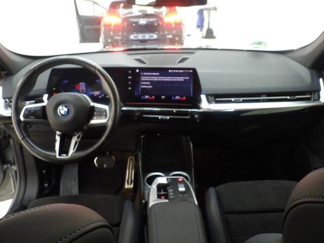 BMW iX1 XDRIVE30 LAUNCH EDITION 67 KWH I M-SPORTPAKKET I 99% SOH I APPLE CARPLAY I P-CAMERA