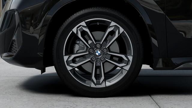 BMW iX1 eDrive20 High Executive M Sport / Trekhaak / Sportstoelen / Parking Assistant Professional / M Adaptief onderstel / Adaptieve LED / Comfort Access / Stuurverwarming