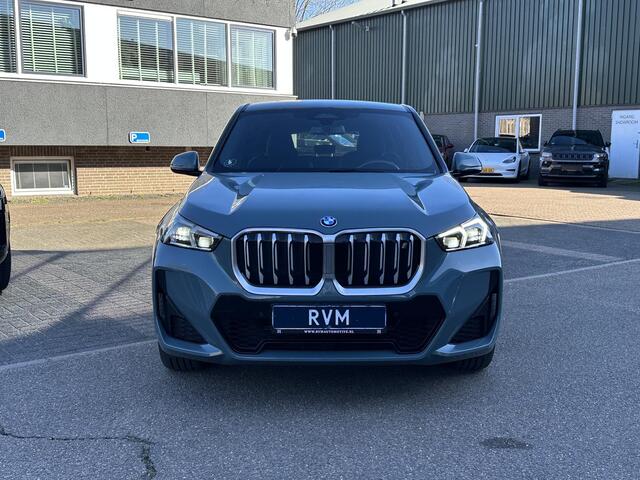 BMW iX1 xDrive30 67 kWh M-SPORT| COMPLEET | SOH 99% | ELEK. ACHTERKLEP |STOELVERWARMING| ACHTERUITRIJCAMERA| COMFORT ACCESS| APPLE CARPLAY/ ANDROID AUTO|