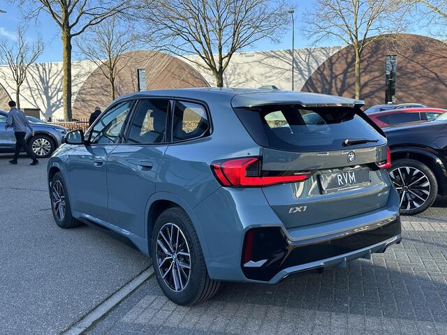 BMW iX1 xDrive30 67 kWh M-SPORT| COMPLEET | SOH 99% | ELEK. ACHTERKLEP |STOELVERWARMING| ACHTERUITRIJCAMERA| COMFORT ACCESS| APPLE CARPLAY/ ANDROID AUTO|