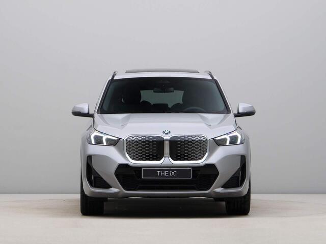 BMW iX1 xDrive30 67 kWh | M-Sport | Pano | Trekhaak | 19inch | Ekris Selection