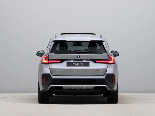 BMW iX1 xDrive30 67 kWh | M-Sport | Pano | Trekhaak | 19inch | Ekris Selection