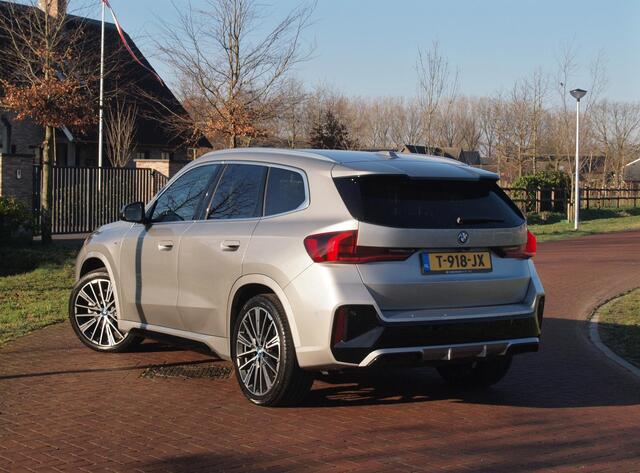 BMW iX1 xDrive30 Launch Edition 67 kWh | M-Pakket | Harman Kardon | Sfeerverlichting | Camera | Apple Carplay | NL-Auto |