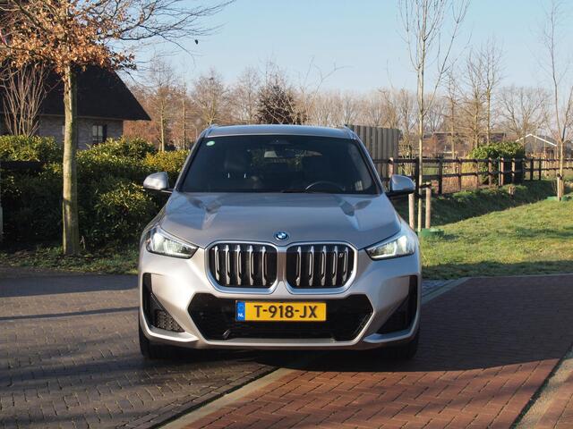 BMW iX1 xDrive30 Launch Edition 67 kWh | M-Pakket | Harman Kardon | Sfeerverlichting | Camera | Apple Carplay | NL-Auto |