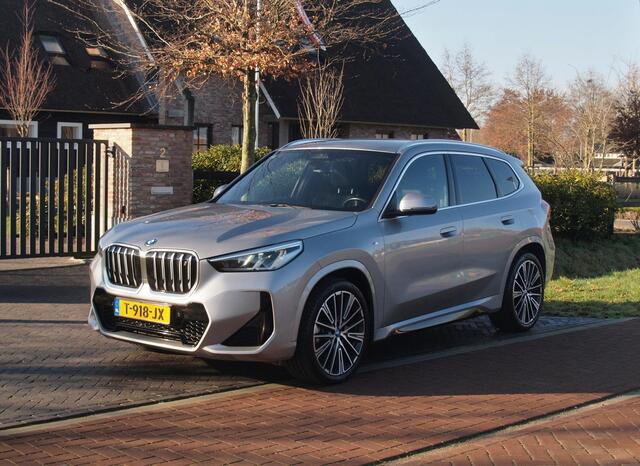 BMW iX1 xDrive30 Launch Edition 67 kWh | M-Pakket | Harman Kardon | Sfeerverlichting | Camera | Apple Carplay | NL-Auto |