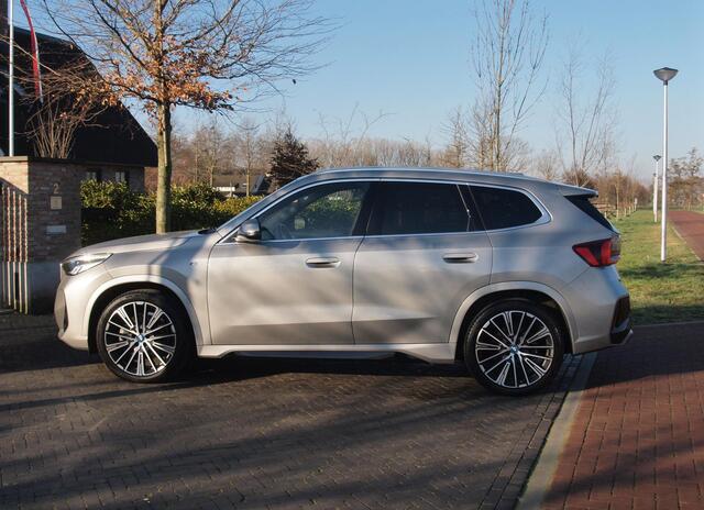 BMW iX1 xDrive30 Launch Edition 67 kWh | M-Pakket | Harman Kardon | Sfeerverlichting | Camera | Apple Carplay | NL-Auto |