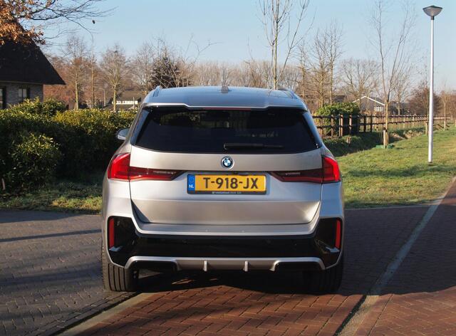 BMW iX1 xDrive30 Launch Edition 67 kWh | M-Pakket | Harman Kardon | Sfeerverlichting | Camera | Apple Carplay | NL-Auto |