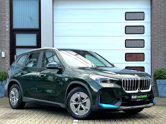 BMW iX1 xDrive30 Launch Edition 67 kWh 313 PK / Automaat / Airco / Apple CarPlay / Navigatie / 360 Camera / Harman-Kardon / Trekhaak / Leder Int / 17" LM Velgen / 1e Eigenaar!