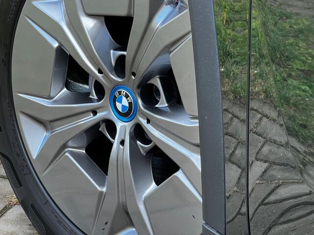 BMW iX1 xDrive30 Launch Edition 67 kWh 313 PK / Automaat / Airco / Apple CarPlay / Navigatie / 360 Camera / Harman-Kardon / Trekhaak / Leder Int / 17" LM Velgen / 1e Eigenaar!