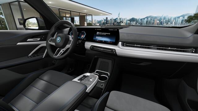 BMW iX1 eDrive20 M Sport / Trekhaak / Sportstoelen / Achteruitrijcamera / M Adaptief onderstel / Comfort Access / Adaptieve LED / Stoelverwarming