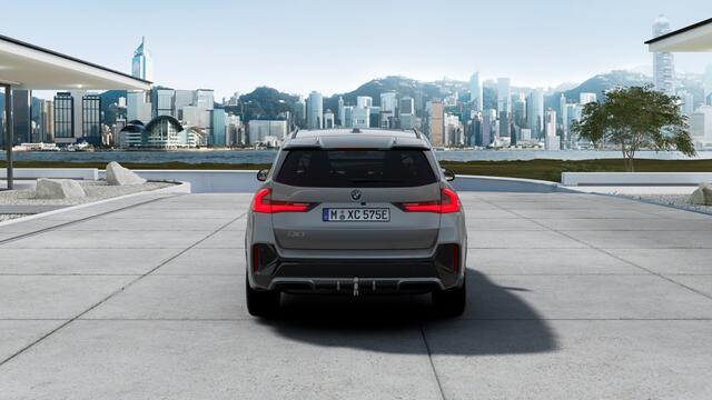 BMW iX1 eDrive20 M Sport / Panoramadak / Trekhaak / Sportstoelen / Achteruitrijcamera / M Adaptief onderstel / Adaptieve LED / Comfort Access