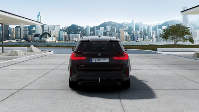 BMW iX1 eDrive20 M Sport / Panoramadak / Trekhaak / Sportstoelen / M Adaptief onderstel / Head-Up / Parking Assistant Plus / Comfort Access