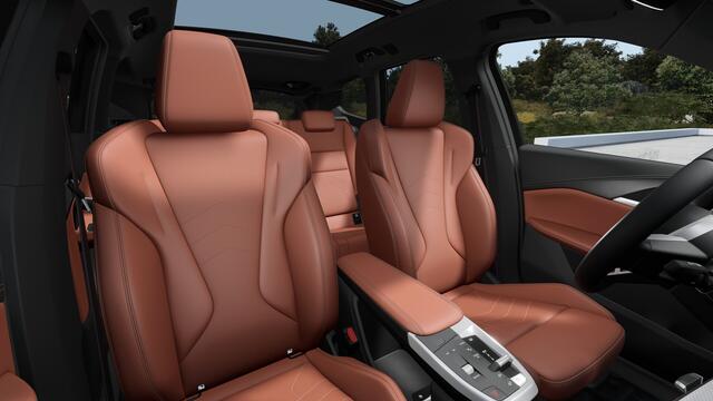 BMW iX1 eDrive20 M Sport / Panoramadak / Trekhaak / Sportstoelen / M Adaptief onderstel / Head-Up / Parking Assistant Plus / Comfort Access