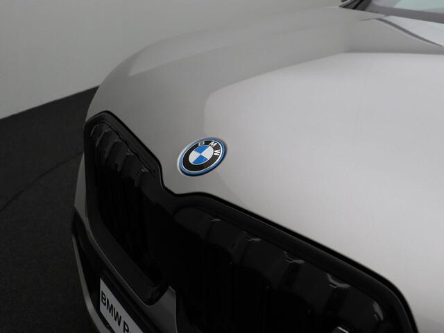 BMW iX1 xDrive30 M Sportpakket | Premium Pack | Comfort Pack | Travel Pack | Comfort Access | Harman Kardon | 19''