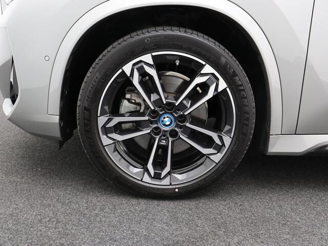 BMW iX1 xDrive30 M Sportpakket | Premium Pack | Comfort Pack | Travel Pack | Comfort Access | Harman Kardon | 19''