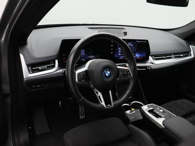 BMW iX1 xDrive30 M Sportpakket | Premium Pack | Comfort Pack | Travel Pack | Comfort Access | Harman Kardon | 19''